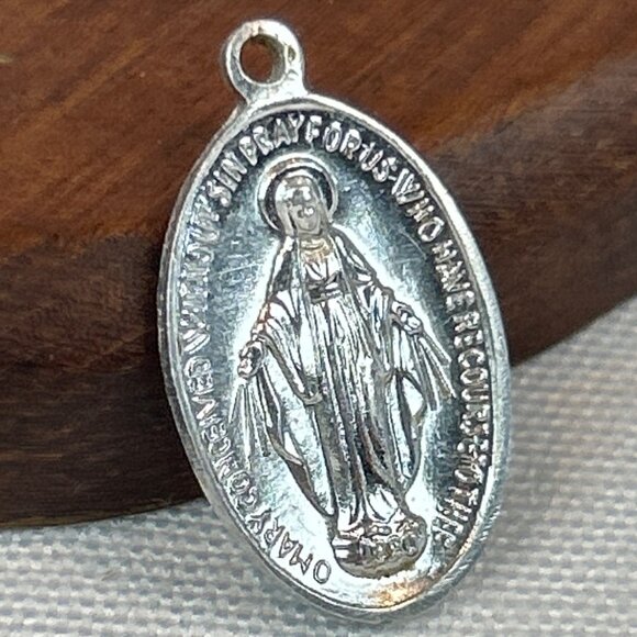 Vintage Small Silver Tone Mary Conceived Without Sin Medal Pendant Italy - Picture 1 of 4